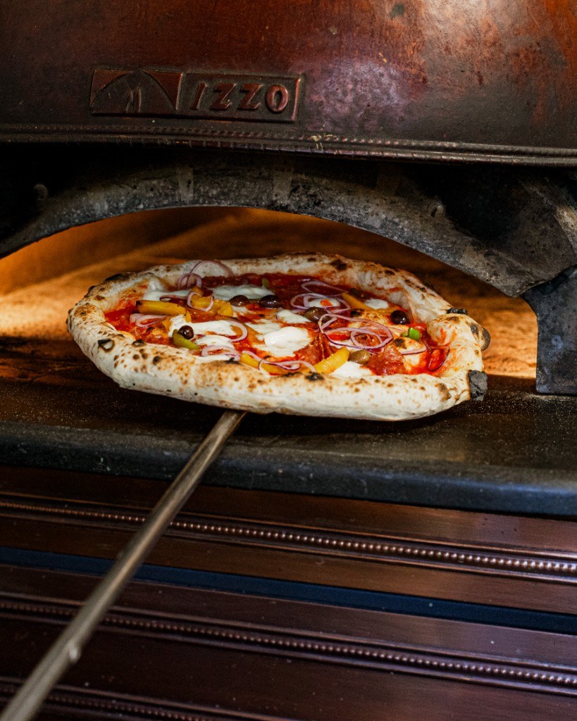 Neapolitanische Pizza im Steinofen bei über 450 Grad