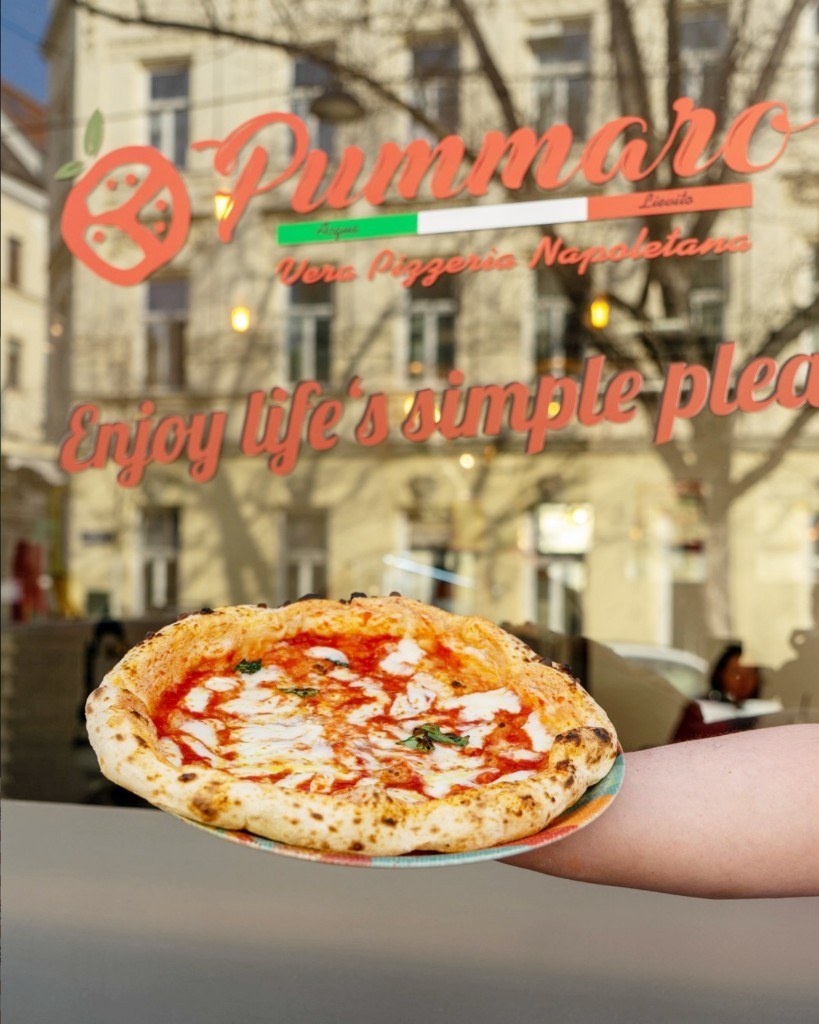 Pizza Margherita vor der Pummarò Pizzeria in Wien-Meidling